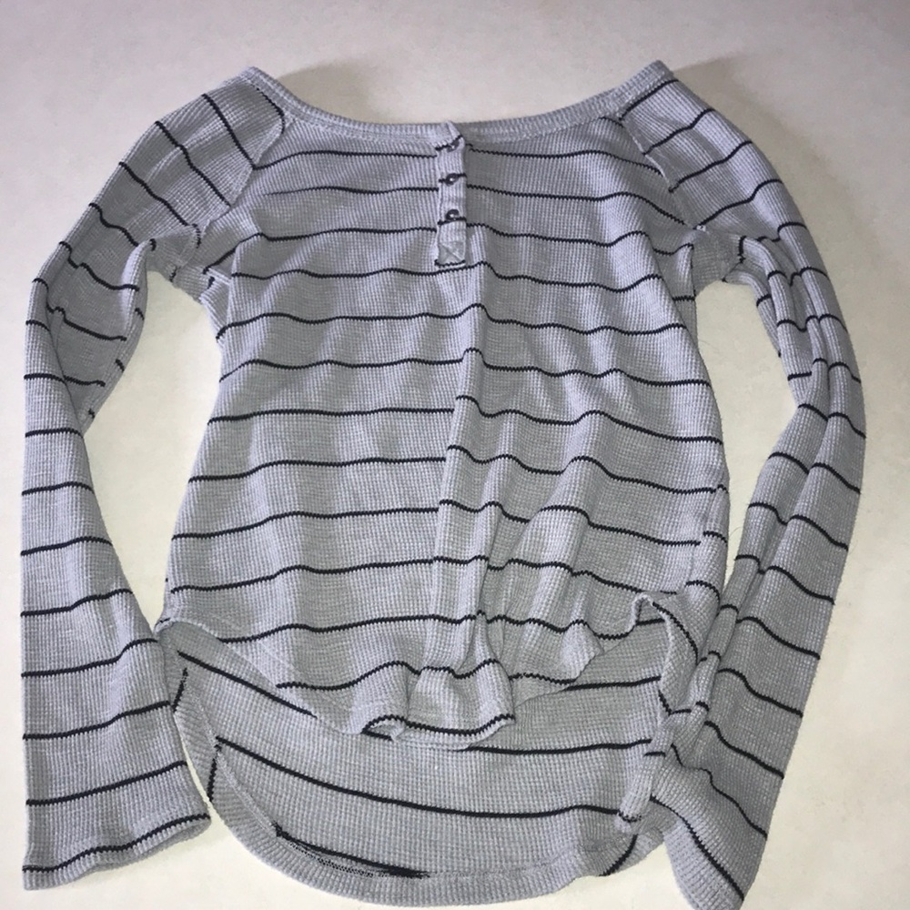 ⭐️ 5/10 Grey with black long sleeve.